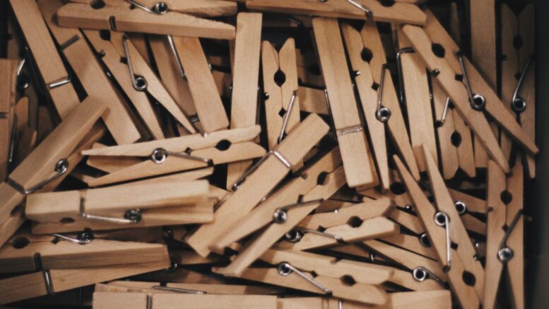 Prendedor madera bajo tapa deja
