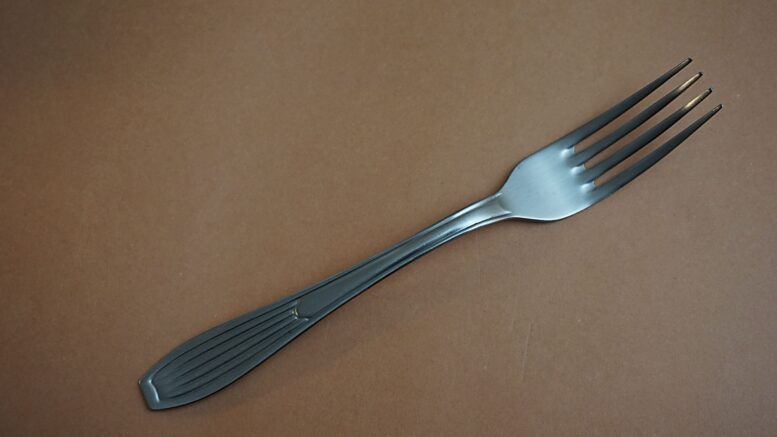 Tenedor metal clavado maceta planta