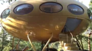 Una casa plástico con ovni