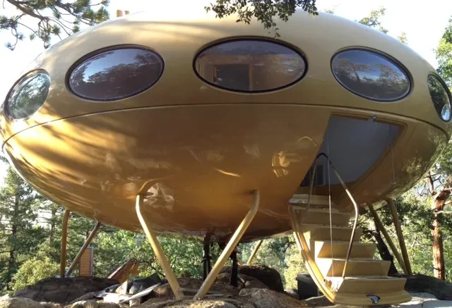 Una casa plástico con ovni
