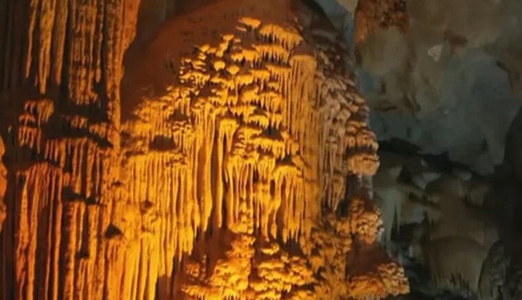 Una gruta metros esconde salones
