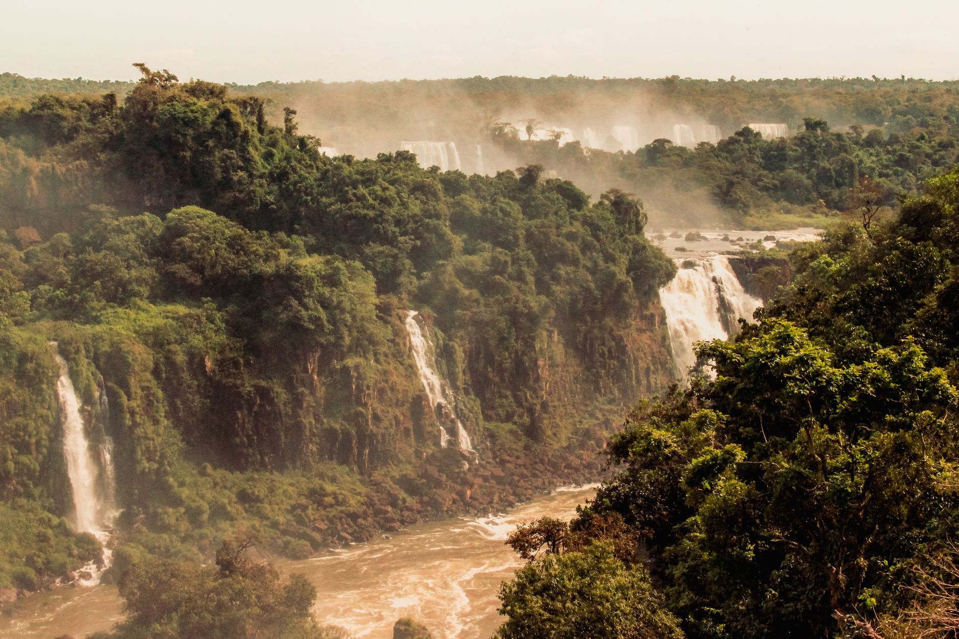Vista majestosa das Cataratas do Iguaçu situadas em uma exuberante floresta tropical brasileira.