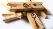 Una pinza madera con unas